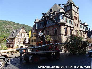 Der Autokran der Fa. Stockmanns wird am Maibaum positioniert.