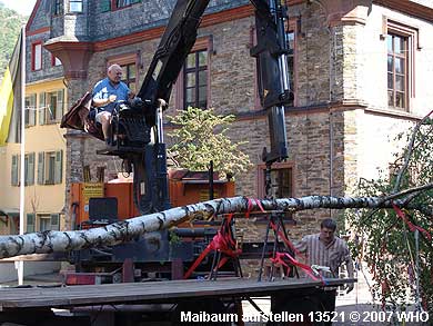 Zur Maibaumaufstellung wird das Autokran-Seil am Maibaum befestigt.